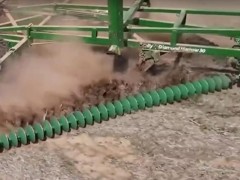 農場除草犁地機，效率極高，全程機械化！
